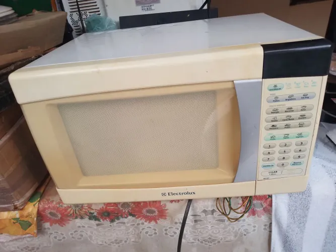 Micro-ondas Electrolux 60 Hz funcionando perfeitamente 