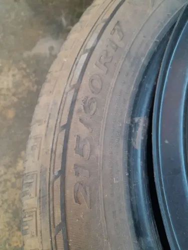 Vendo pneu meia vida aro 215/60 17 valor os dois 160 reais