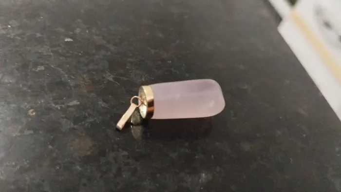 Lindo pingente ouro 18k. Com pedra quartzo rosa.