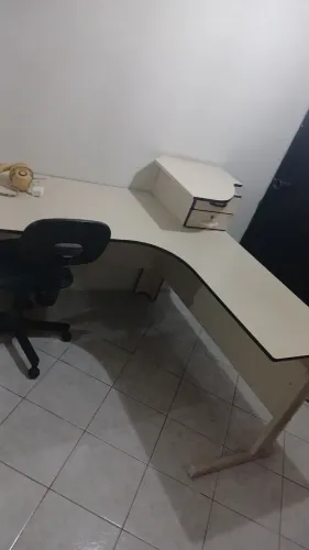Mesa e armário