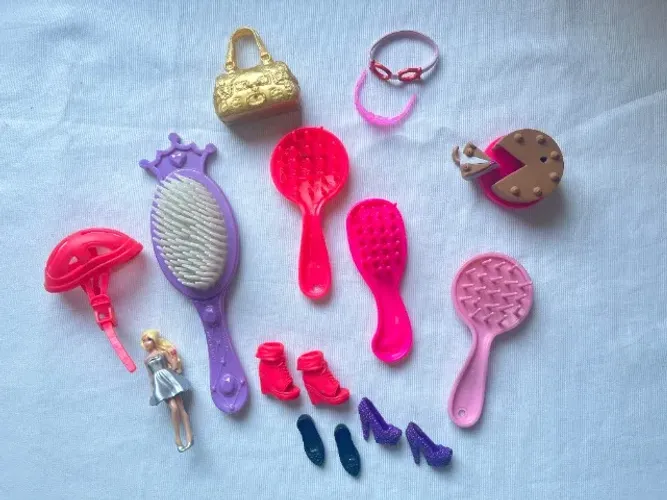 Acessórios Barbie Mattel - Bolo com Espátula, 3 Pares de Sapatos, Bolsa e Escovas