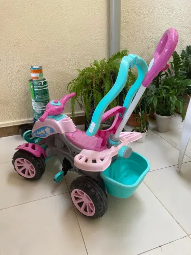 Quadriciclo infantil com pedal
