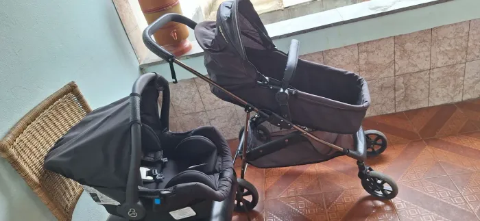Carrinho com bebê conforto