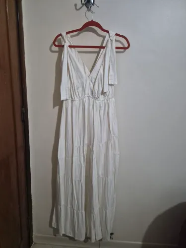 Vestido longo branco com alças ajustáveis