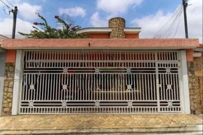 Sobrado a venda na mooca com 3 suítes, quintal e entrada lateral