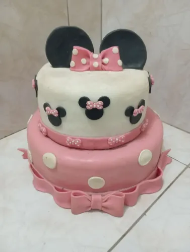 Bolo fake Minnie rosa