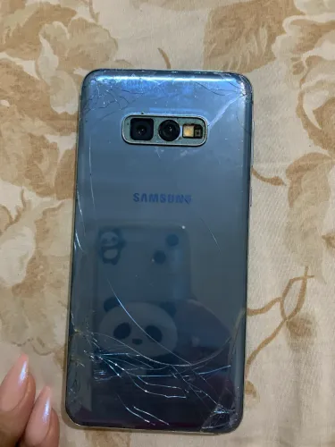Vendo Samsung S10e do jeito que tá na foto?não baixo o valor,aceito cartão!Não entrego!