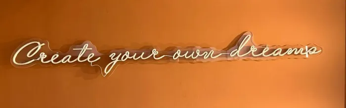 Letreiro neon "Create your own dreams"