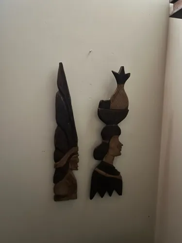 Arte antiga em madeira feita a mão