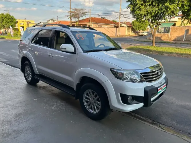Toyota Hilux SW4 SR 4X2 2.7/ 2.7 Flex 16V Aut. 2013
