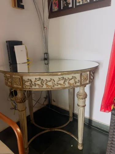 MESA DECORADA COM TAMPO ESPELHADO