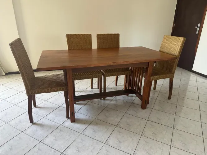 Mesa Tok&Stok em Madeira com 6 Cadeiras de Rattan ? Conservação Excelente