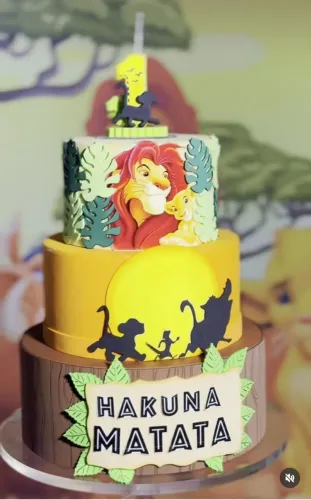 Bolo fake + Display ( Rei Leão)