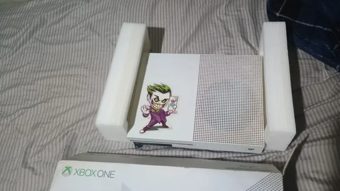X BOX ONE S completo excelente. 2 controles originais, dvd gta5, e com caixa!!
