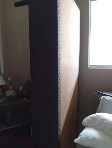 Uma base de cama de solteiro cor marrom em bom estado