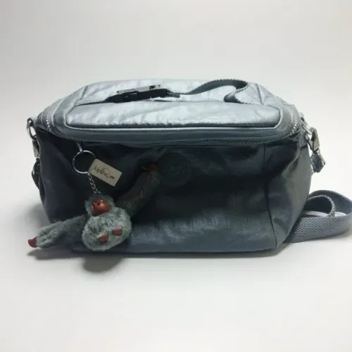 KIPLING - BOLSA TÉRMICA KIPLING NA COR CINZA METÁLICO