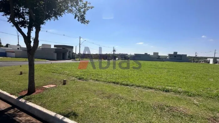 Terreno de esquina no Recanto do Sabia - próximo a portaria