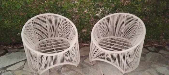 Vendo poltronas com cordas náuticas,elas estão sem os acentos