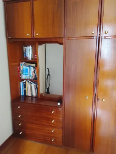 Armário quarto em madeira mogno