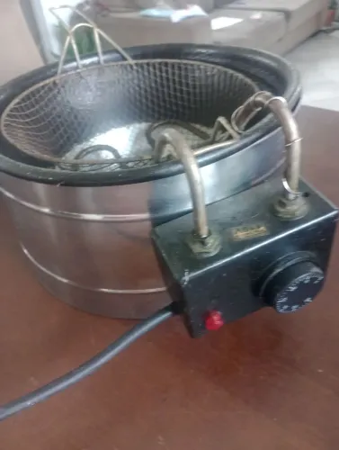 Vendo fritadeira elétrica 127v 4 litros para restaurante e sua residência