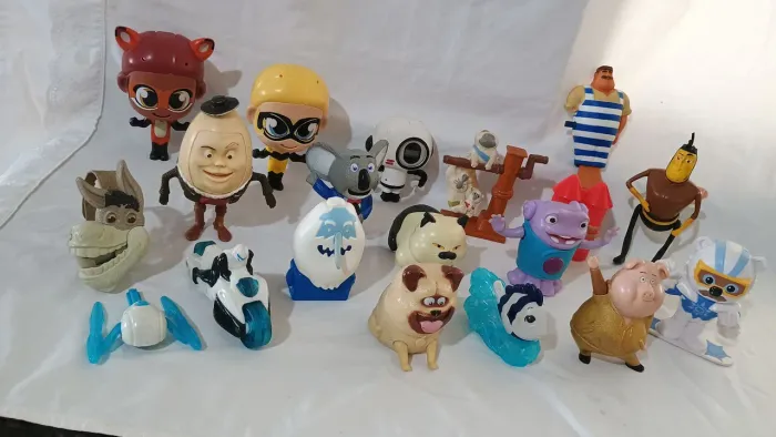 Lote com varias miniaturas do Mac donalds 