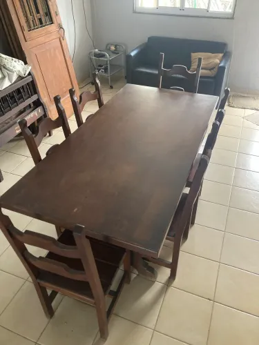Mesa de madeira com 6 cadeiras