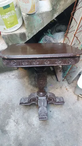 Mesa de canto madeira maciça trabalhada. 