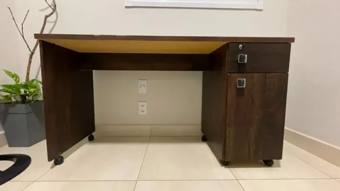 Mesa de Escritório 1,37m com Gaveta e Chave - R$ 180,00