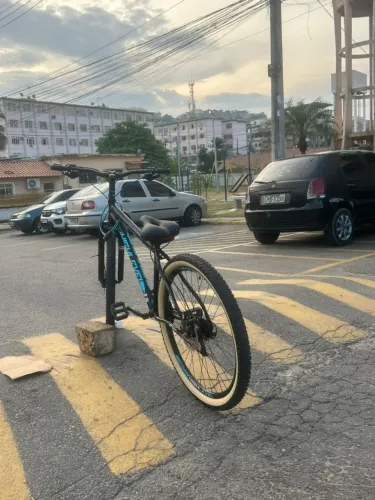 Vende-se uma bicicleta aro 29,tá com freio hidráulico pneu novos guidão da Absolut