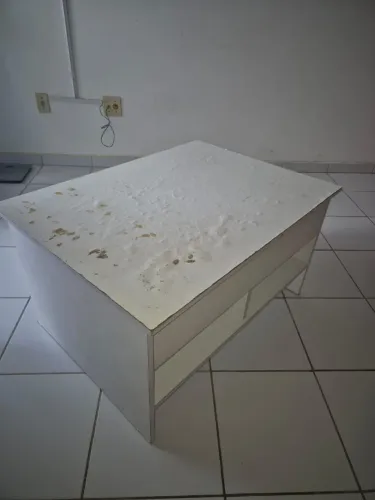 Mesa de centro com baú embutido.