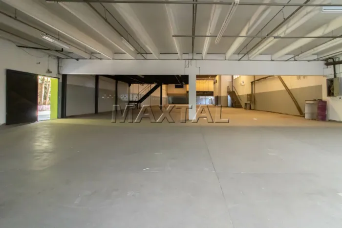 Galpão comercial com 2.000m², altura de 5m, 2 mezaninos, escritórios, copa cozinha e banhe