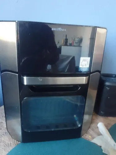 Vendo/ayflayr Britânia 12 litros assar frita seminova .
