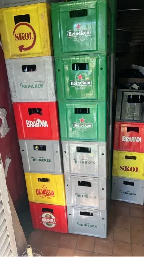 Caixas de cerveja com vasilhames.