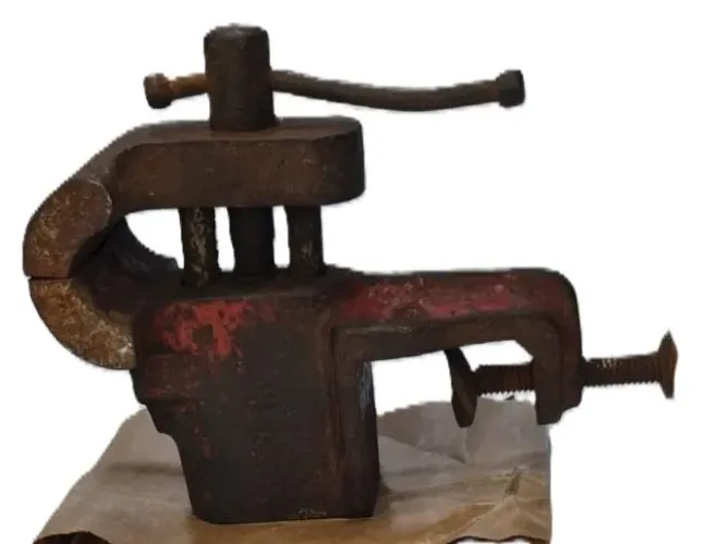 Mini torno de bancada antigo, também conhecido como morsa de mesa. Especificamente um mode