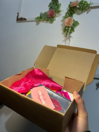KIT 1 hidratante tutti-fruitt, 1 touca de cetim, 1 Scrunchie e um hidratante labial NOVOS