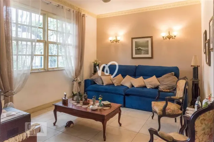 Casa tipo apt. 5 quartos, sendo 2 suítes, 4 banheiros. 227 M2, 2 vagas, localizado na Rua
