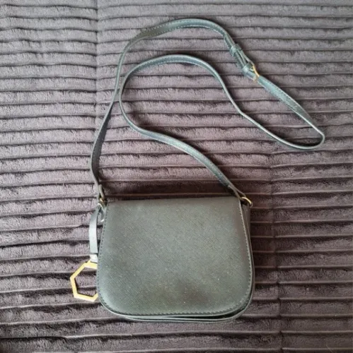 Bolsa Transversal Preta com Pingente Renner