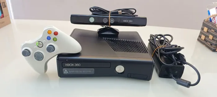 Xbox 360 Slim - 250Gb C/ Aurora e dezenas de jogos - Completinho. 