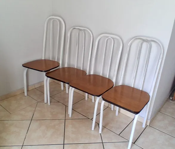 Jogo com 4 Cadeiras de Cozinha Tubular Branca e Assento de Madeira