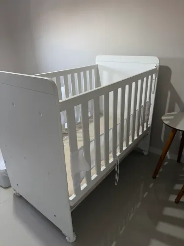 Berço branco em madeira 
