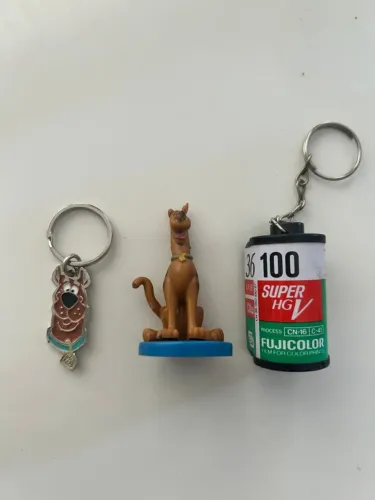 Conjunto Colecionador Chaveiro e Miniatura Scooby Doo + Chaveiro Filme Fotográfico
