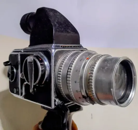 Hasselblad 500C/M + Lente Zeiss 150mm + Visor de Prisma + Manopla