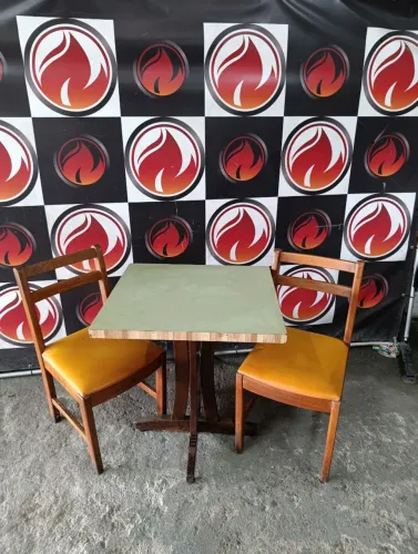 Jogo de mesa 68x61x77 com 2 cadeiras ( usada )em ótimo estado temos 8 jogos disponível