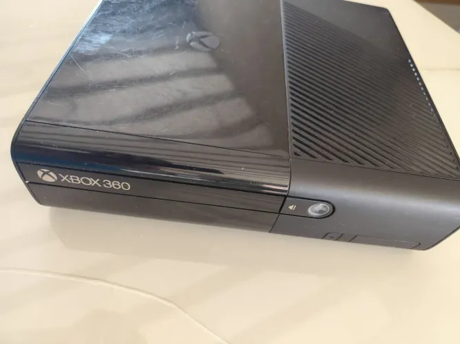 Vendo Xbox 360 slim com vários jogos na memória e 2 controles originais