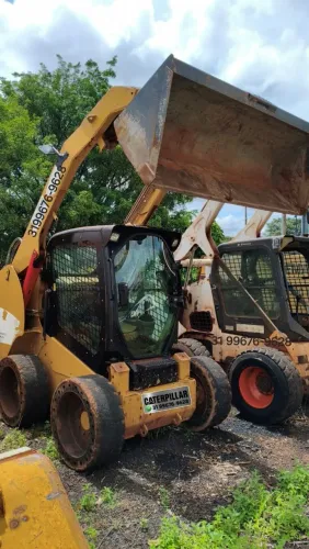 Mini Carregadeira Caterpillar 246C cabinada
