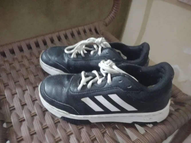 Tênis Adidas infantil ORIGINAL NUMERO 32