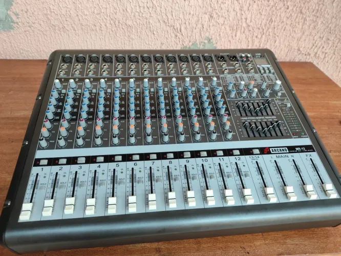 Mesa de som amplificada 