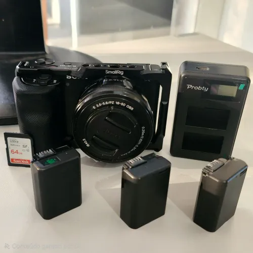 Sony ZV-E10 com Cage SmallRig + lente do ki