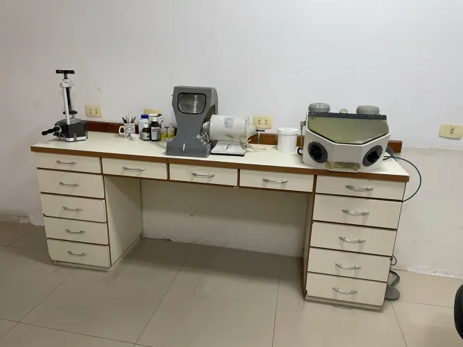 Escrivaninha  2,00x 0,48cm c 0,78cm R$ 800,00 retirar Copacabana
