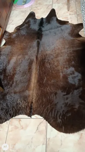 Tapete couro de boi, em bom estado , pelo preto, medida 1,75 m x 1,98 para venda, $250,00